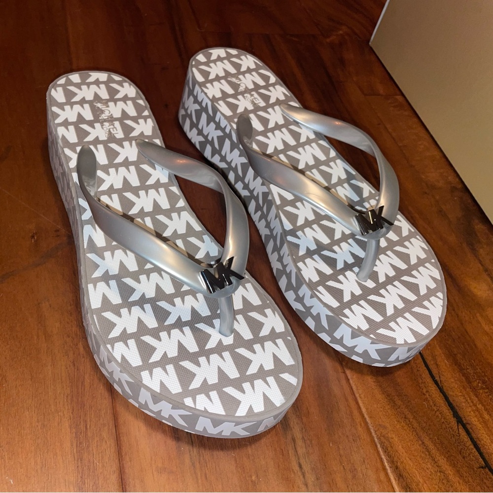 NWT Michael Kors Bedford Glam Platformm
Flip Flop  -Size 7